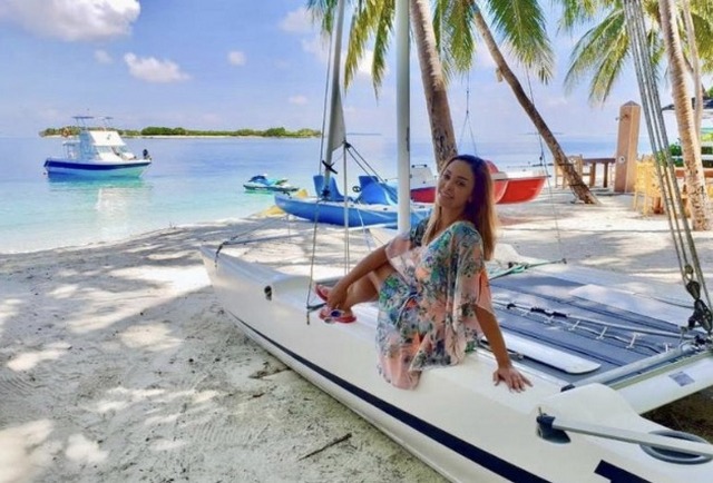 بالصور .. داليا البحيري من شاطئ المالديف : «حرية»