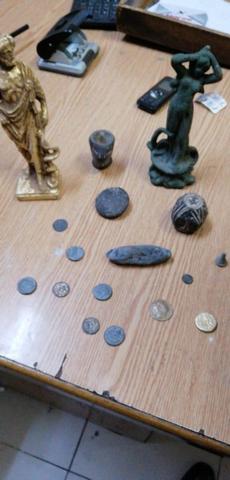 القبض على شخص وبحوزته مجموعة من التماثيل والقطع النقدية القديمة شرق العاصمة 