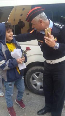 انضباط الشرطة توزع الورود بمناسبة عيد ميلاد الملك .. صور 