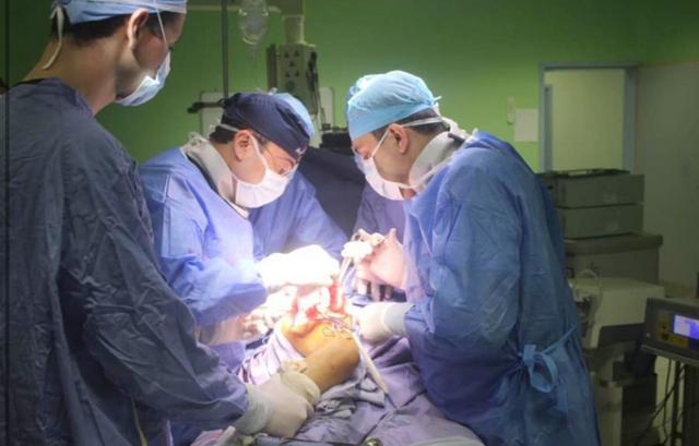 عملية بمستشفى الأميرة هيا لتصغير رأس الفخذ بخلع مفصل الورك لطفلة
