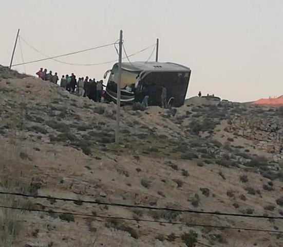 7 اصابات اثر انحراف حافلة سياحية في معان