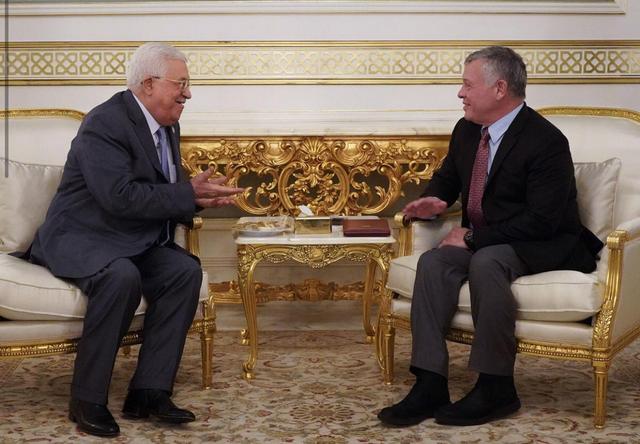الملك يلتقي الرئيس الفلسطيني 