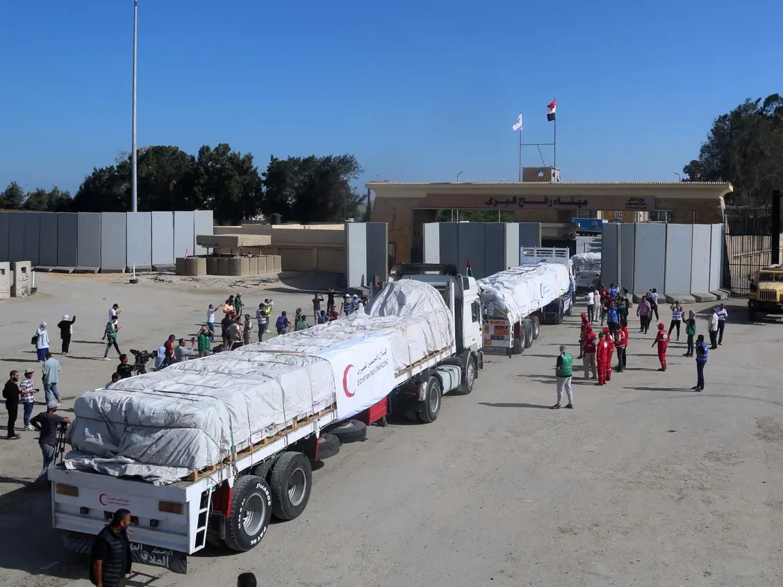 30 شاحنة تحمل 100 طن مساعدات تدخل معبر رفح لقطاع غزة 
