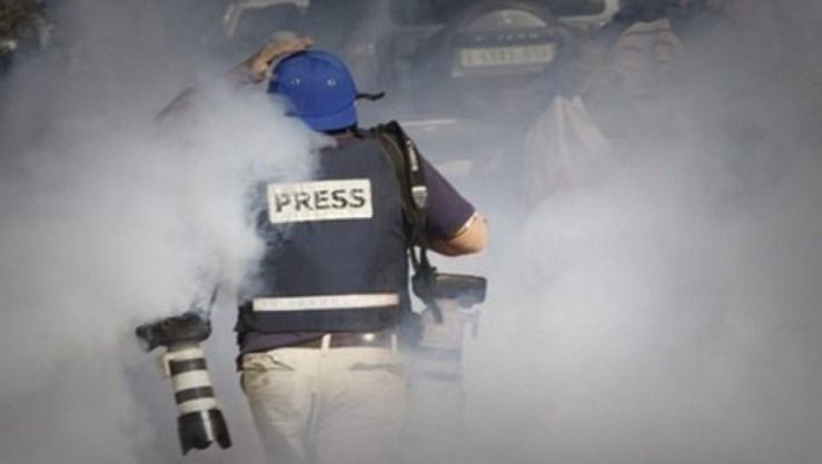 إصابة ثلاثة صحفيين إثر قصف إسرائيلي وسط قطاع غزة