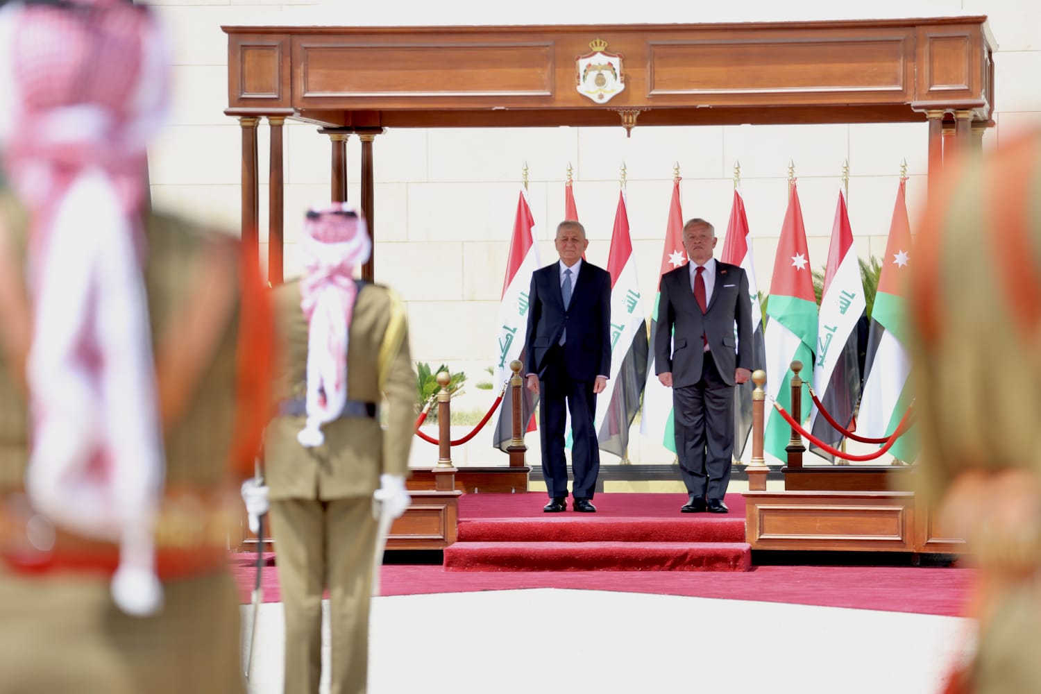 الملك يستقبل الرئيس العراقي لدى وصوله المملكة