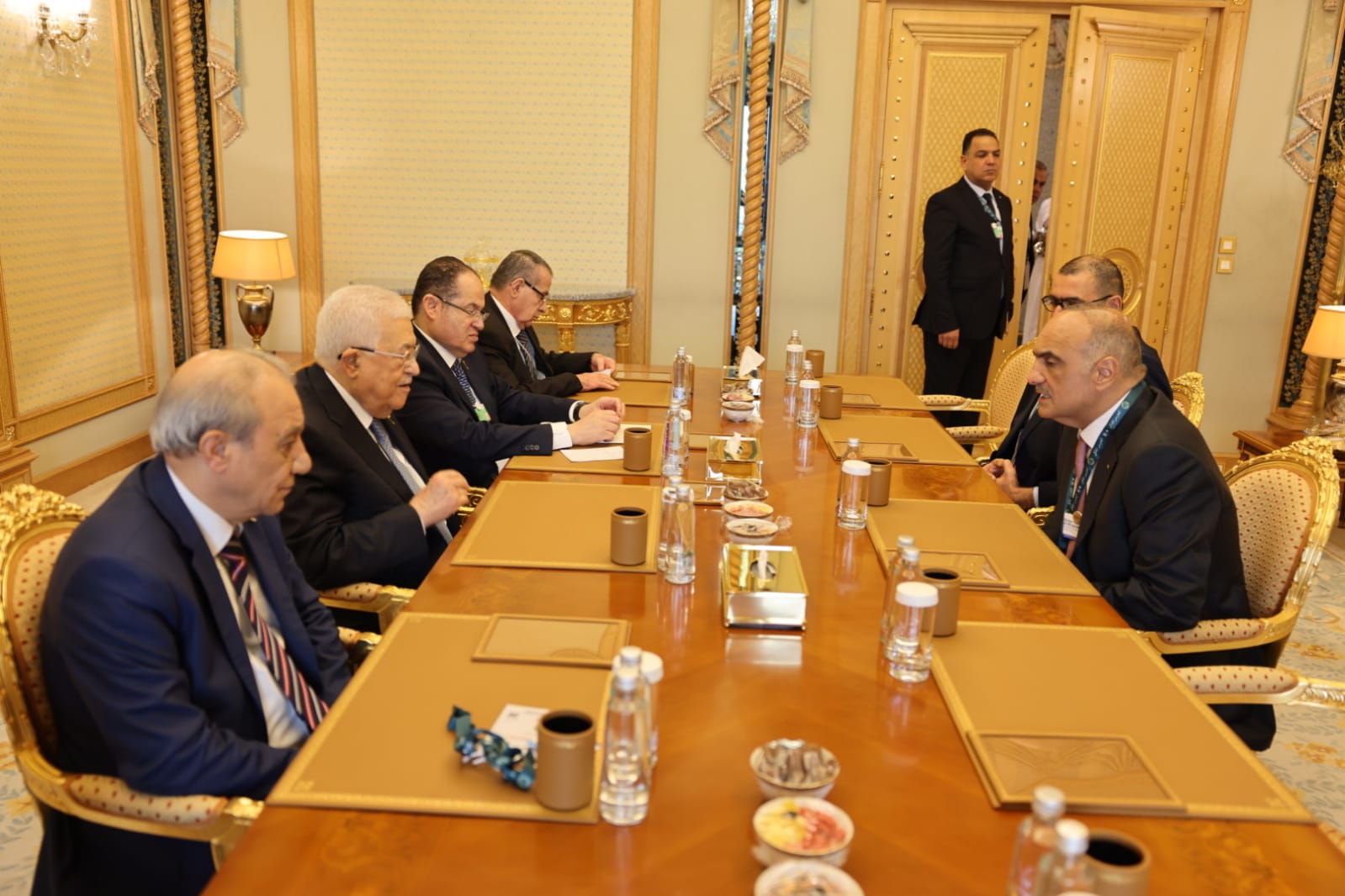 رئيس الوزراء يلتقي الرئيس الفلسطيني على هامش المنتدى الاقتصادي العالمي في الرياض