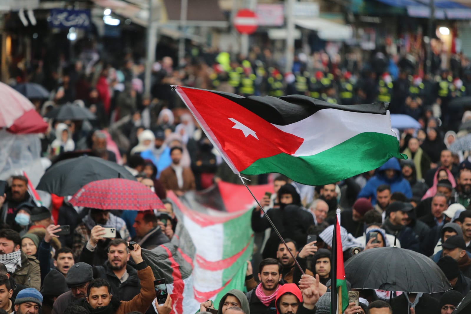 شاهد بالصور .. الأردنيون يتضامنون ضد تهجير الفلسطينيين في مسيرات حاشدة